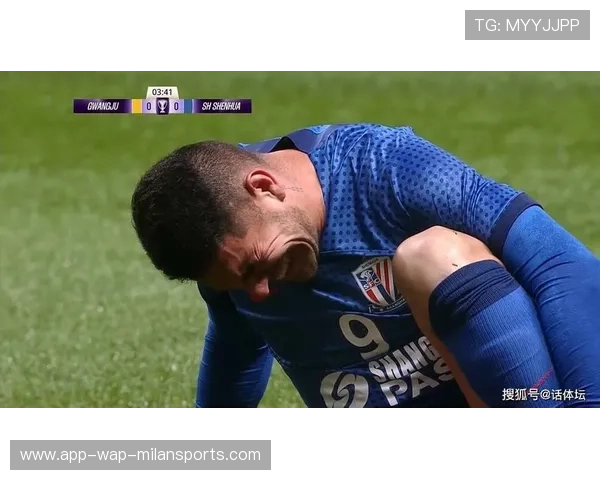 上海申花前场压迫成功，断球后快速形成打门